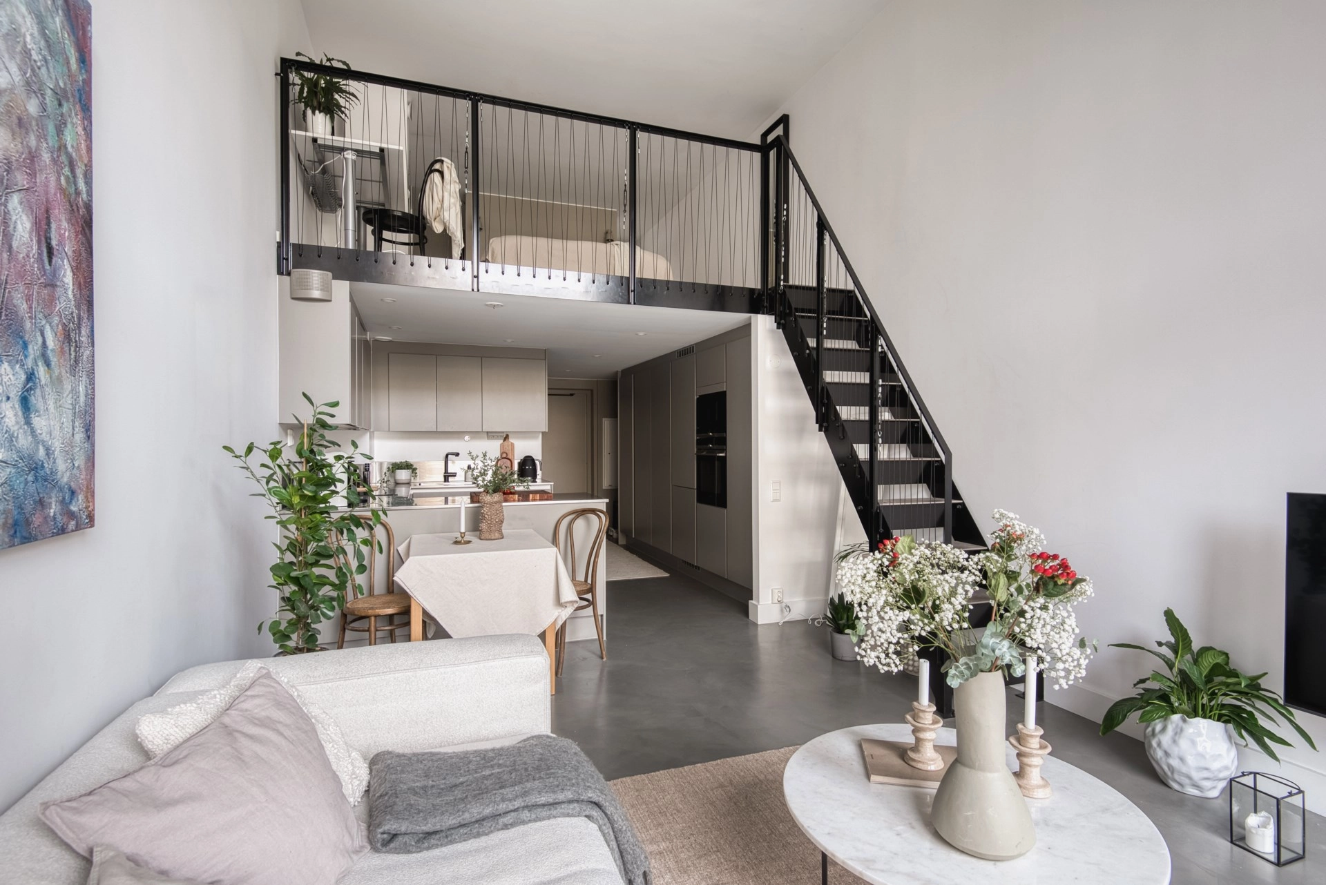 Exklusiv studiolägenhet med loft och terrass i expansiva Hagastaden