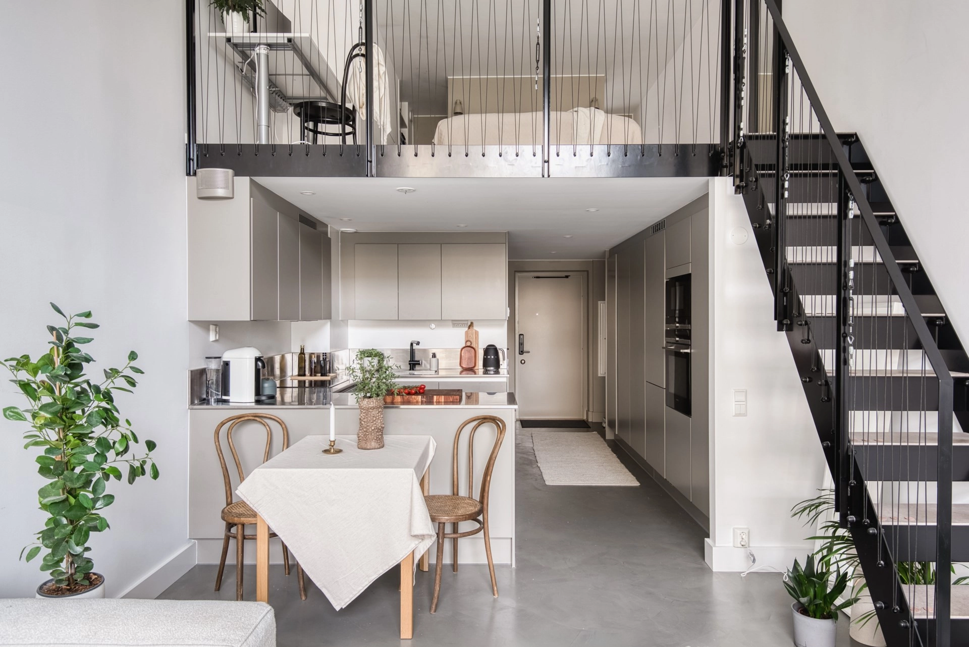Exklusiv studiolägenhet med loft och terrass i expansiva Hagastaden