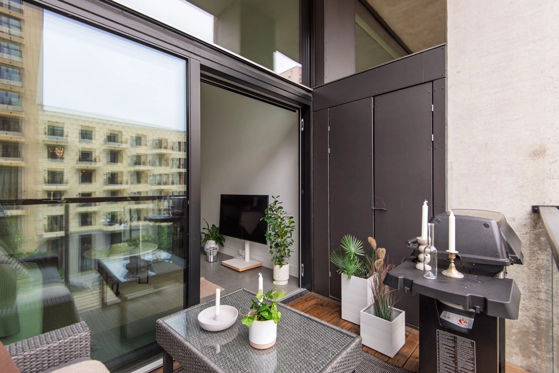 Exklusiv studiolägenhet med loft och terrass i expansiva Hagastaden