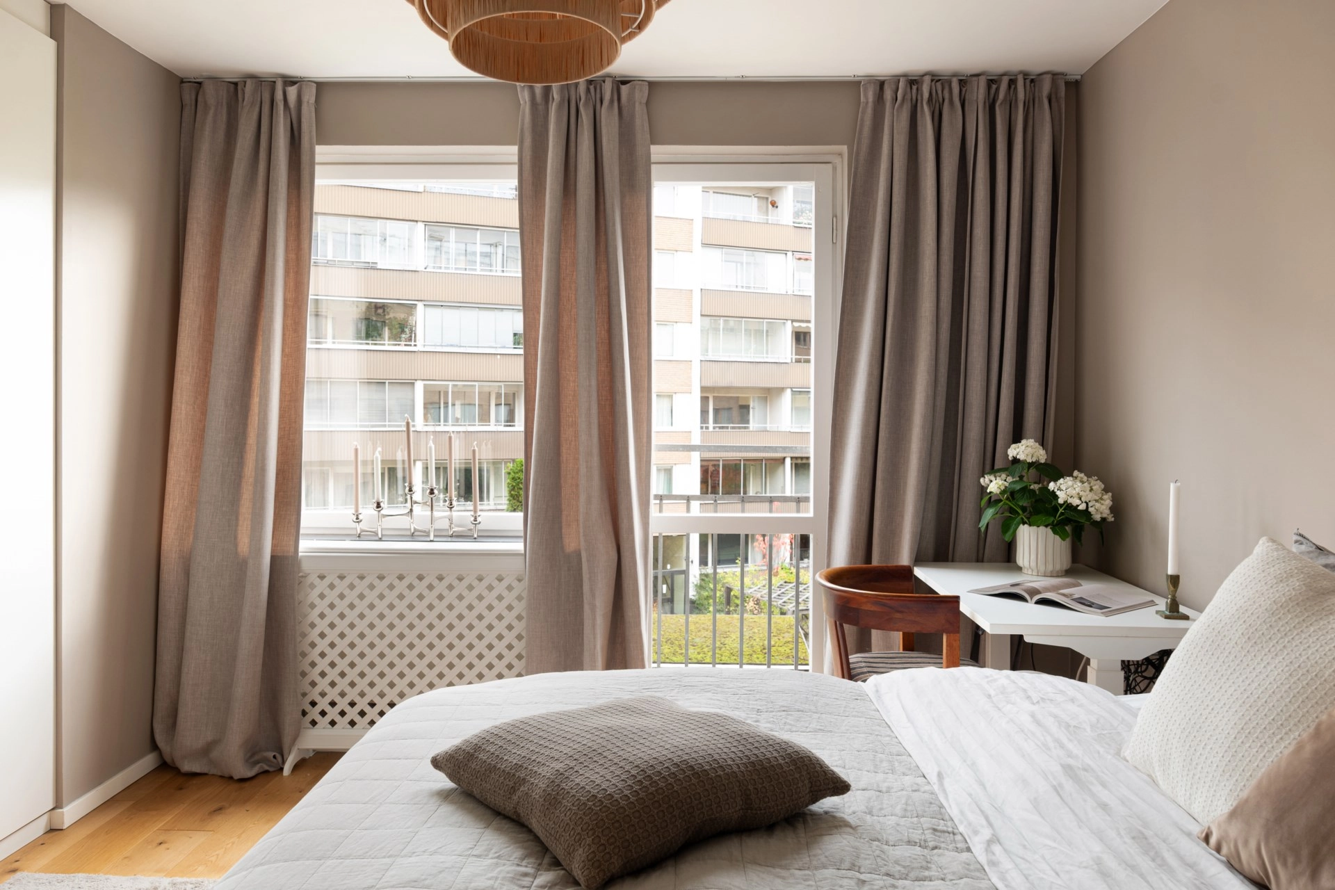 Ljus, elegans och balkongliv på Birger Jarlsgatan