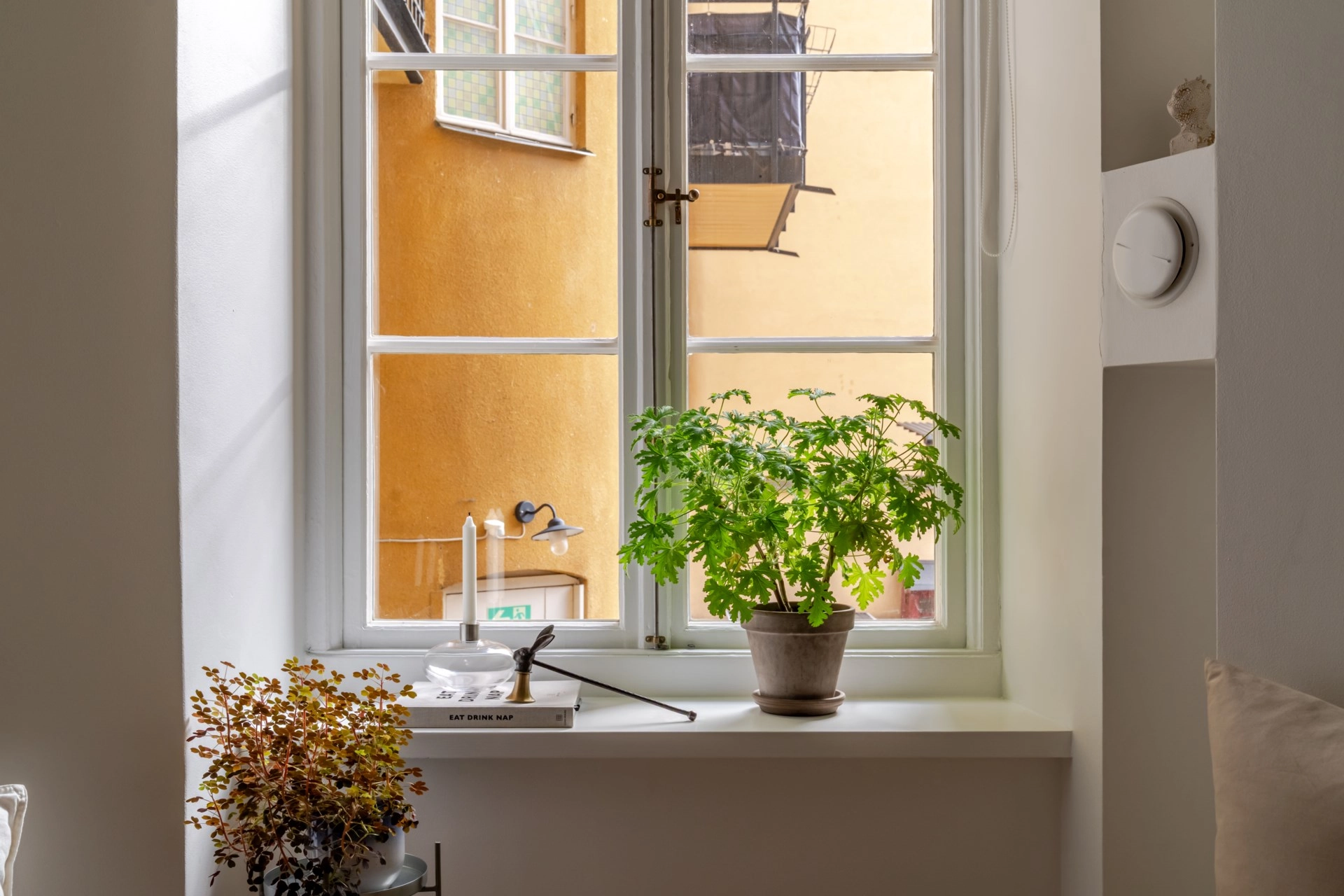 Charmig sekelskiftestvåa med tidstypisk karaktär på attraktiva Surbrunnsgatan 19