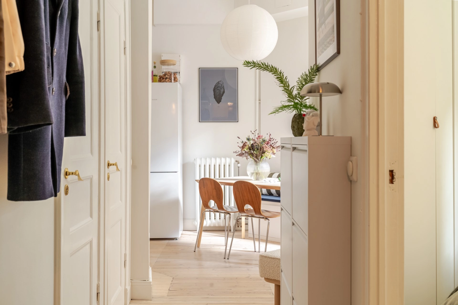 Charmig sekelskiftestvåa med tidstypisk karaktär på attraktiva Surbrunnsgatan 19