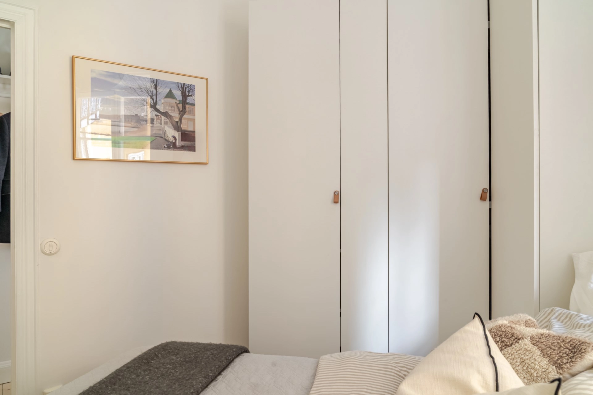 Charmig sekelskiftestvåa med tidstypisk karaktär på attraktiva Surbrunnsgatan 19