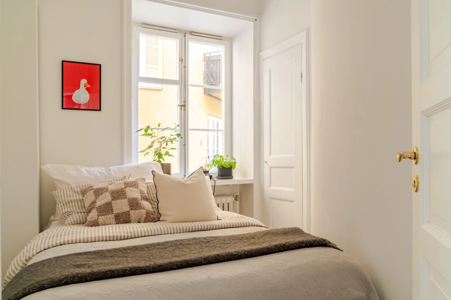 Charmig sekelskiftestvåa med tidstypisk karaktär på attraktiva Surbrunnsgatan 19