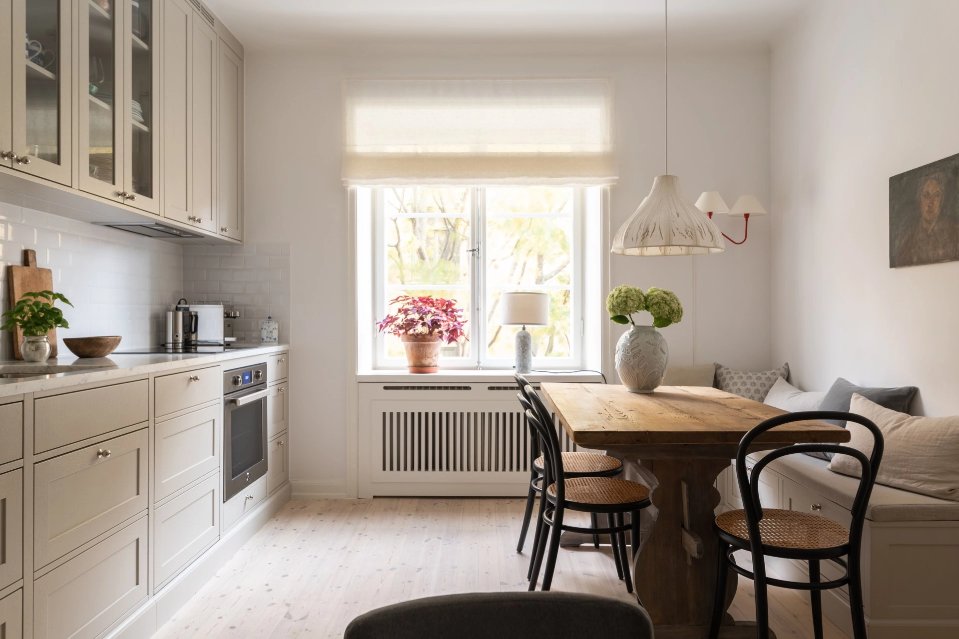 Välplanerat och smakfullt hem med platsbyggda detaljer och ljusa ytor