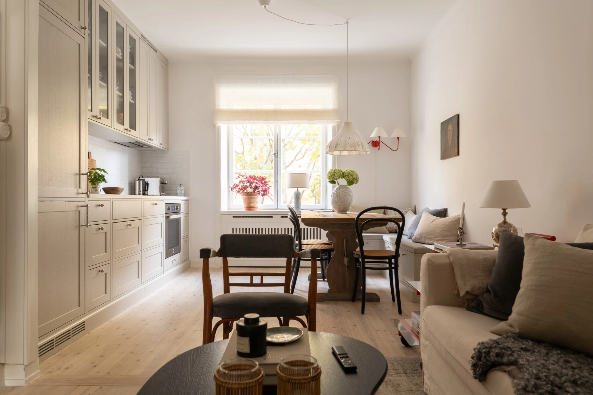 Välplanerat och smakfullt hem med platsbyggda detaljer och ljusa ytor
