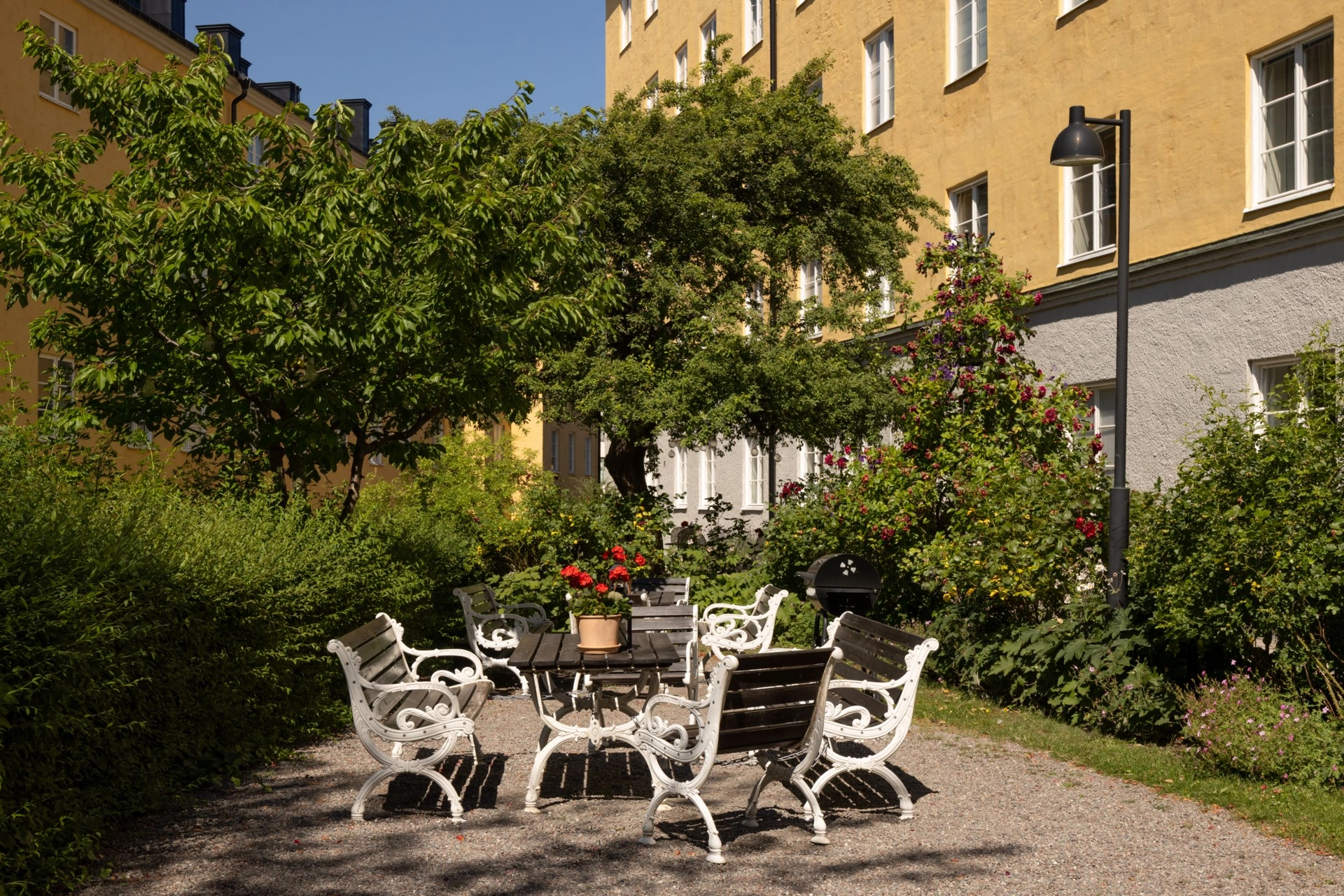 Välplanerat och smakfullt hem med platsbyggda detaljer och ljusa ytor