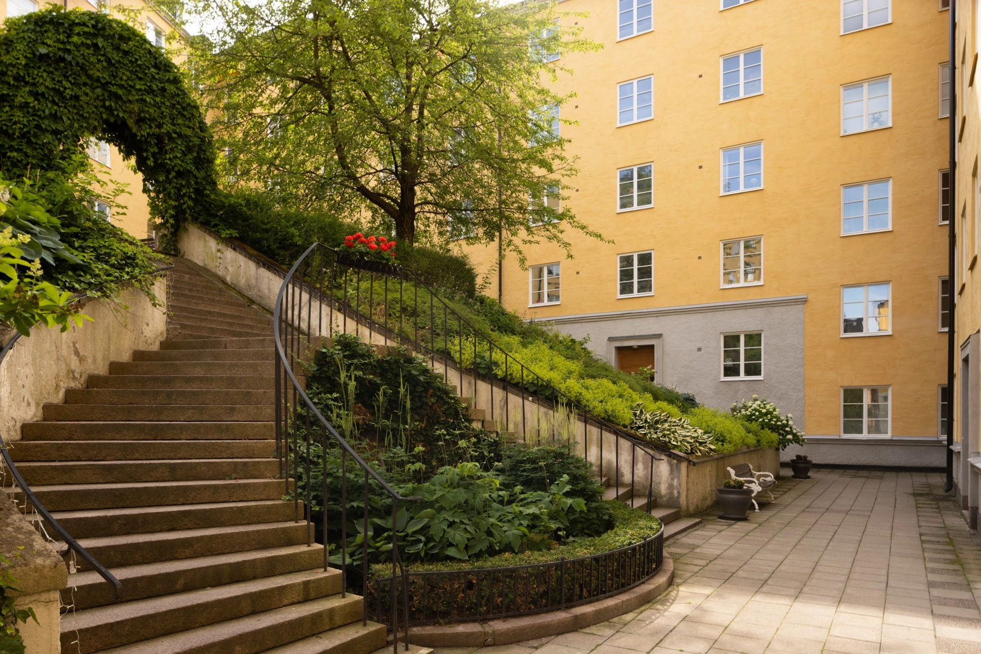 Välplanerat och smakfullt hem med platsbyggda detaljer och ljusa ytor